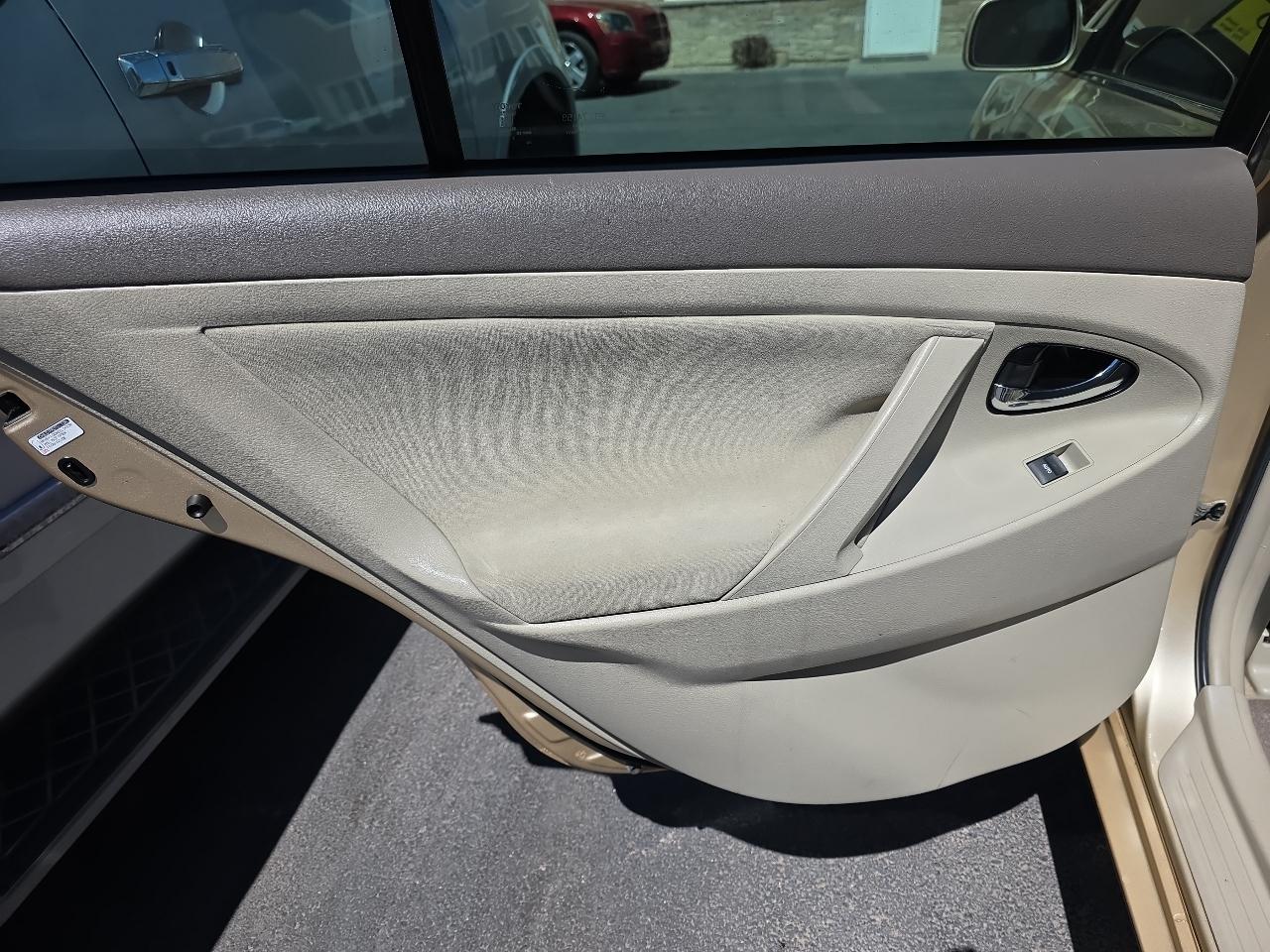 Toyota Camry 4dr Sdn I4 Man LE (Natl) 2011