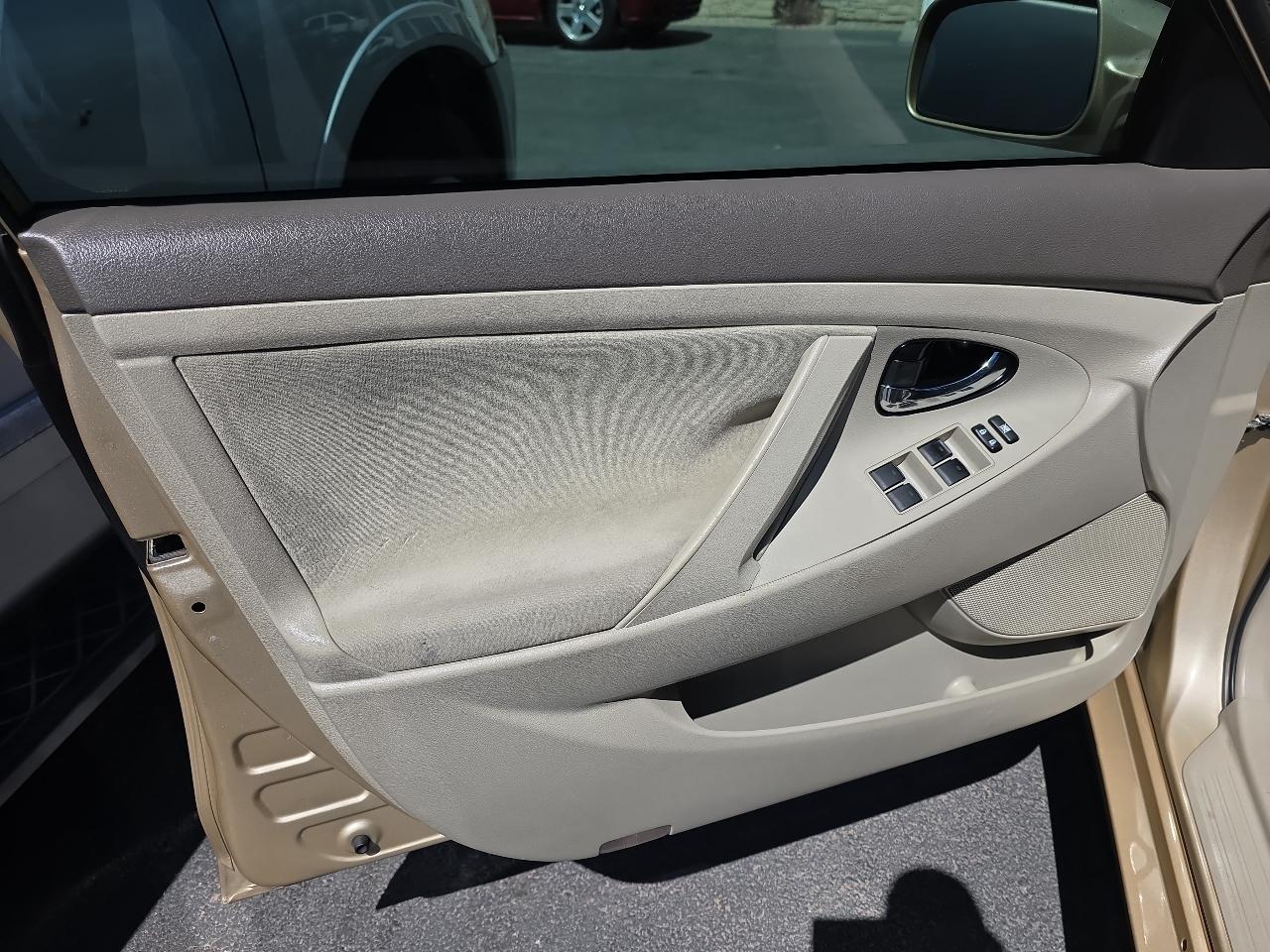 Toyota Camry 4dr Sdn I4 Man LE (Natl) 2011