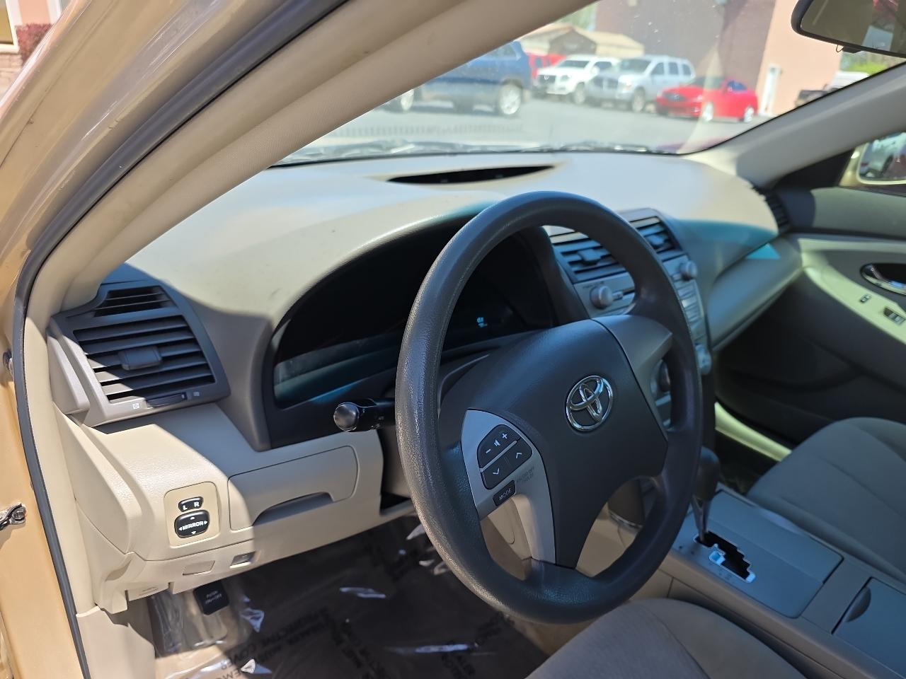 Toyota Camry 4dr Sdn I4 Man LE (Natl) 2011