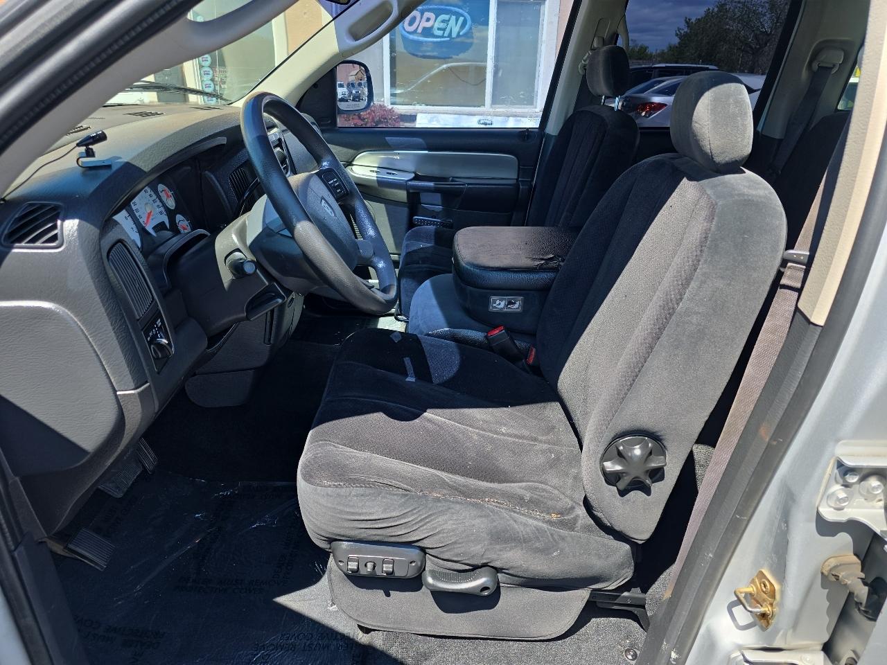 Dodge Ram 1500 4dr Quad Cab 140.5" WB SLT 2005