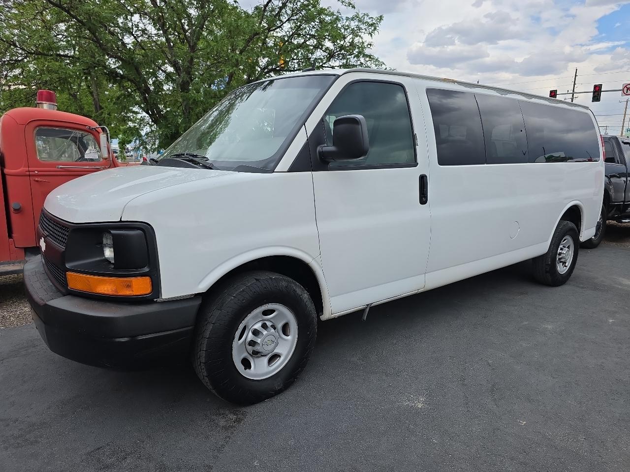 2011 Chevrolet Express Passenger RWD 3500 155" 1LS