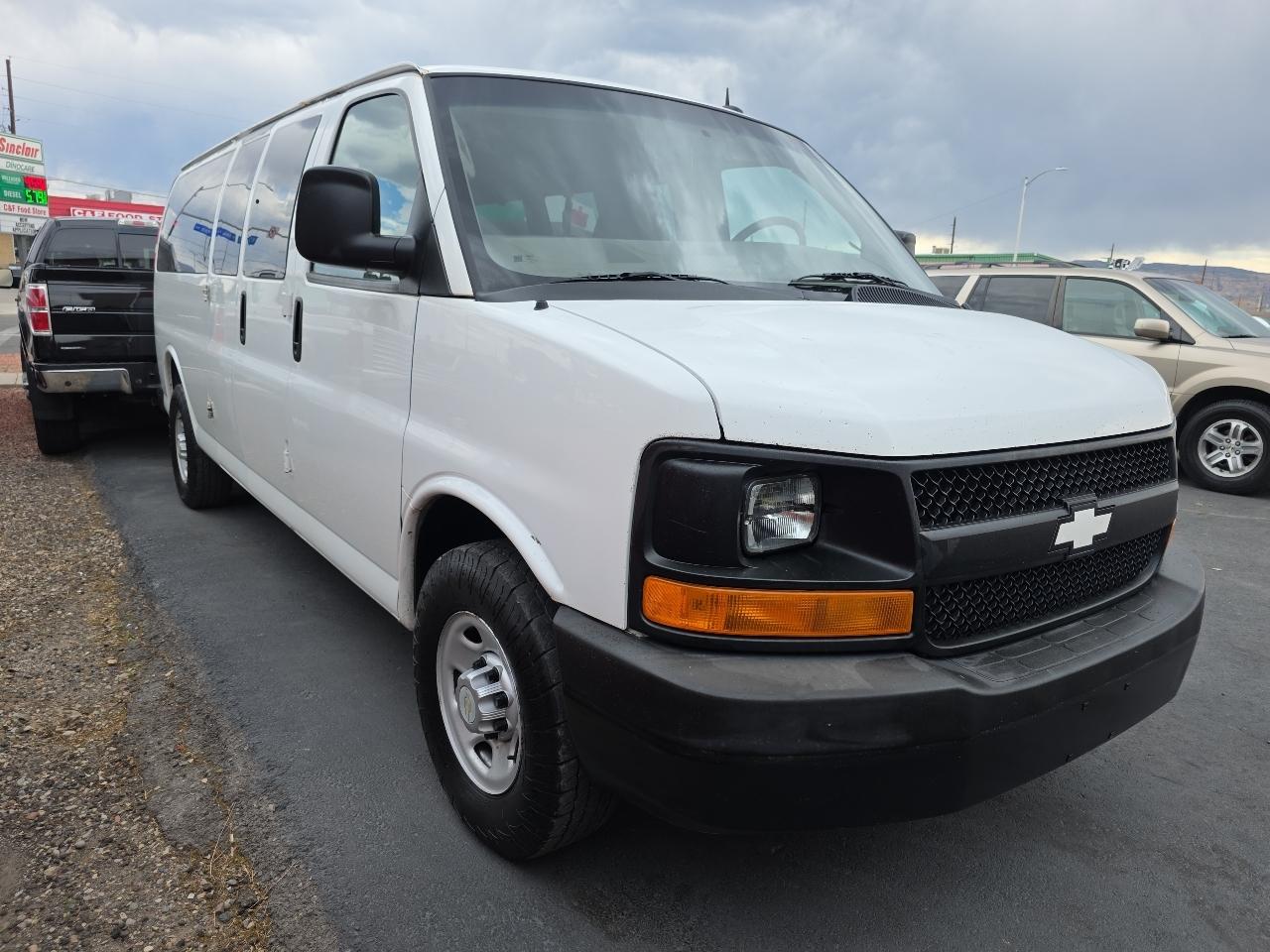 Chevrolet Express Passenger RWD 3500 155" 1LS 2011