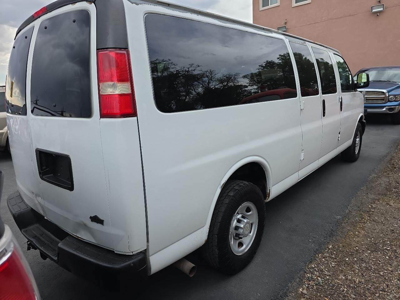 Chevrolet Express Passenger RWD 3500 155" 1LS 2011