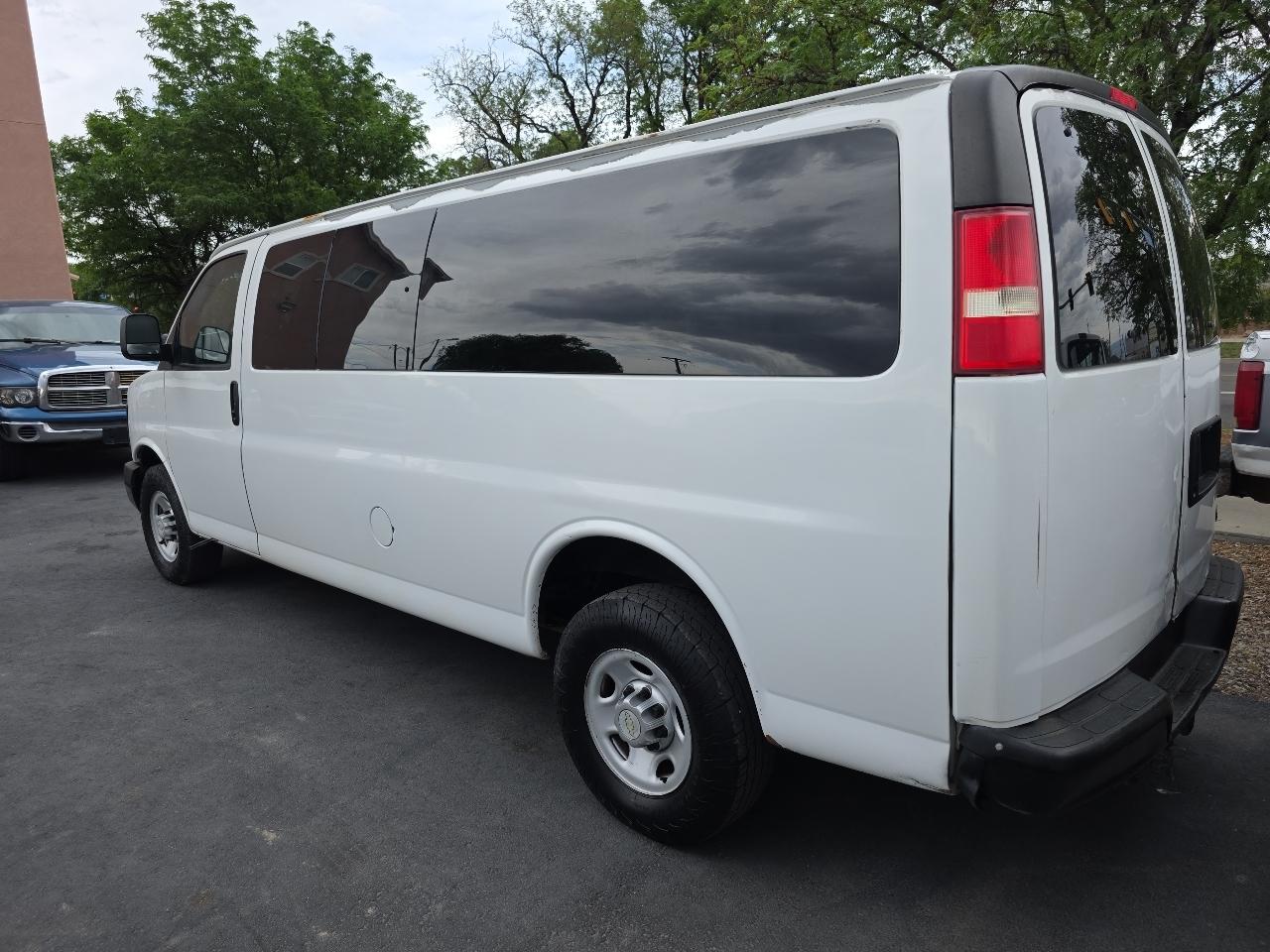 Chevrolet Express Passenger RWD 3500 155" 1LS 2011