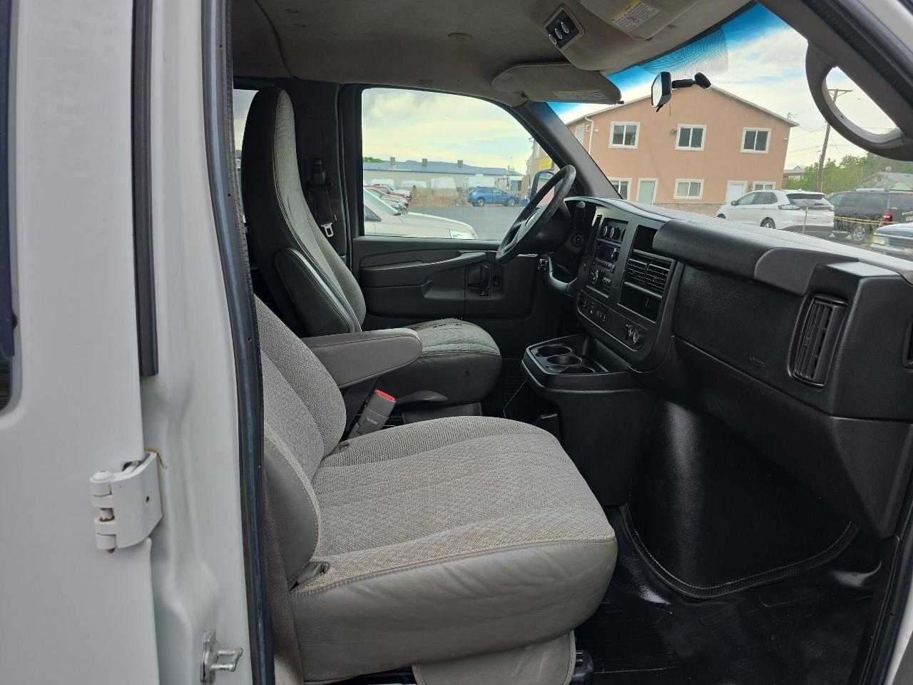 Chevrolet Express Passenger RWD 3500 155" 1LS 2011