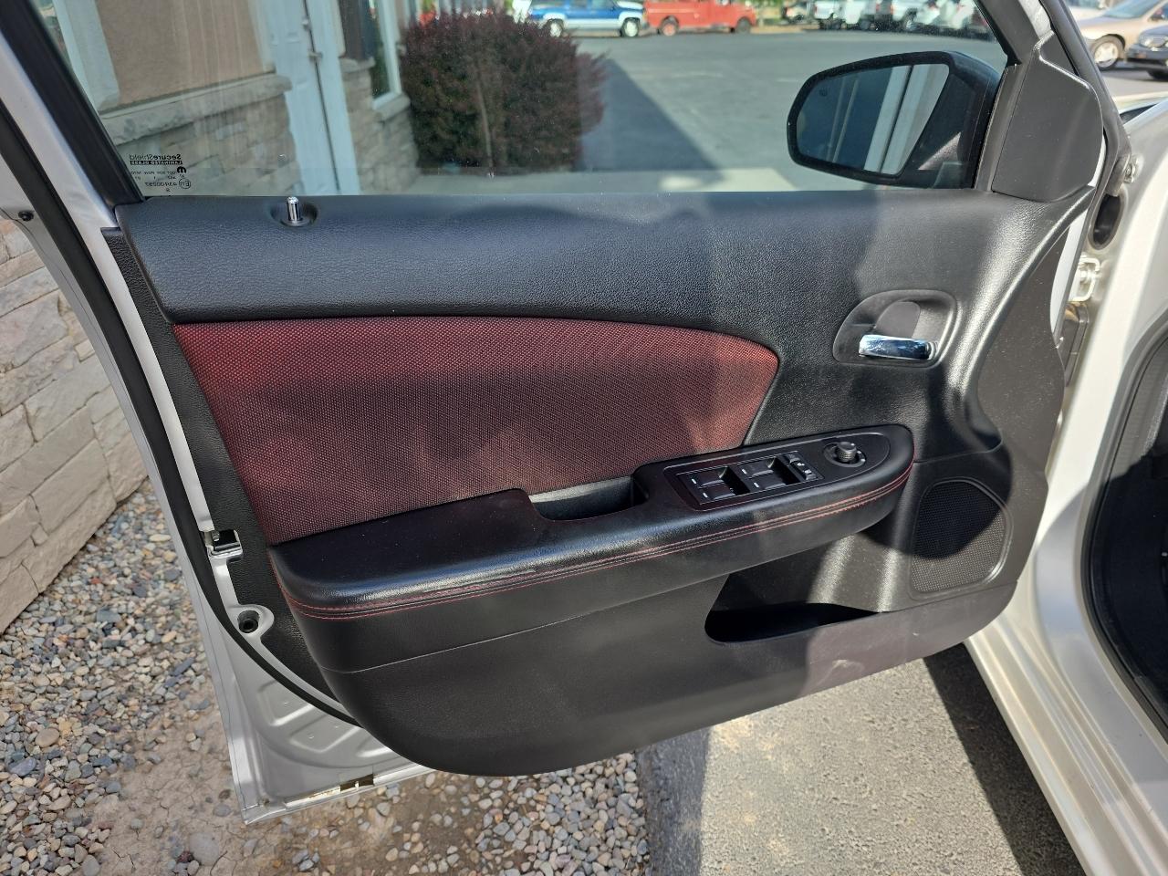 Dodge Avenger 4dr Sdn Heat 2011