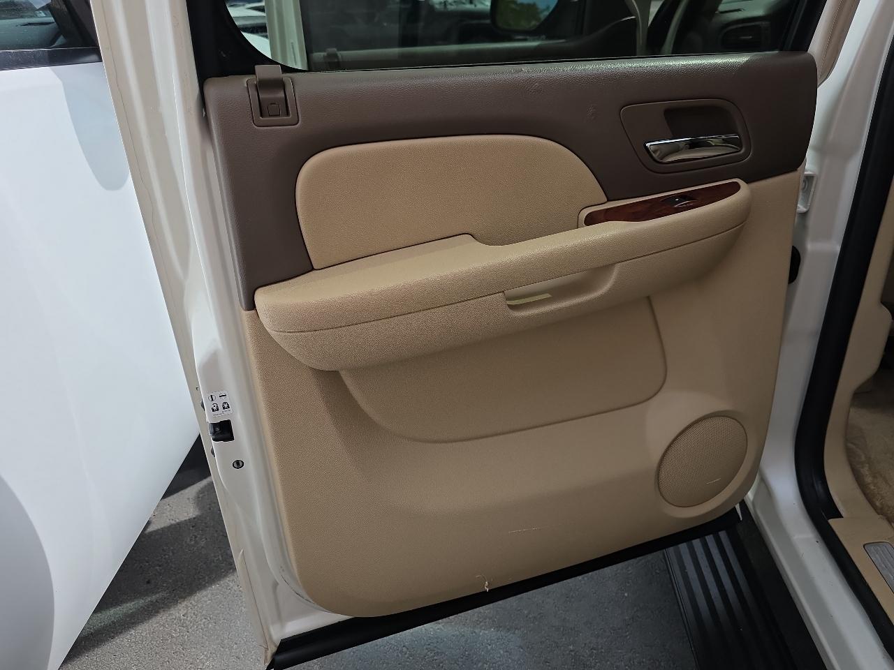 Chevrolet Suburban 4WD 4dr 1500 LTZ 2011