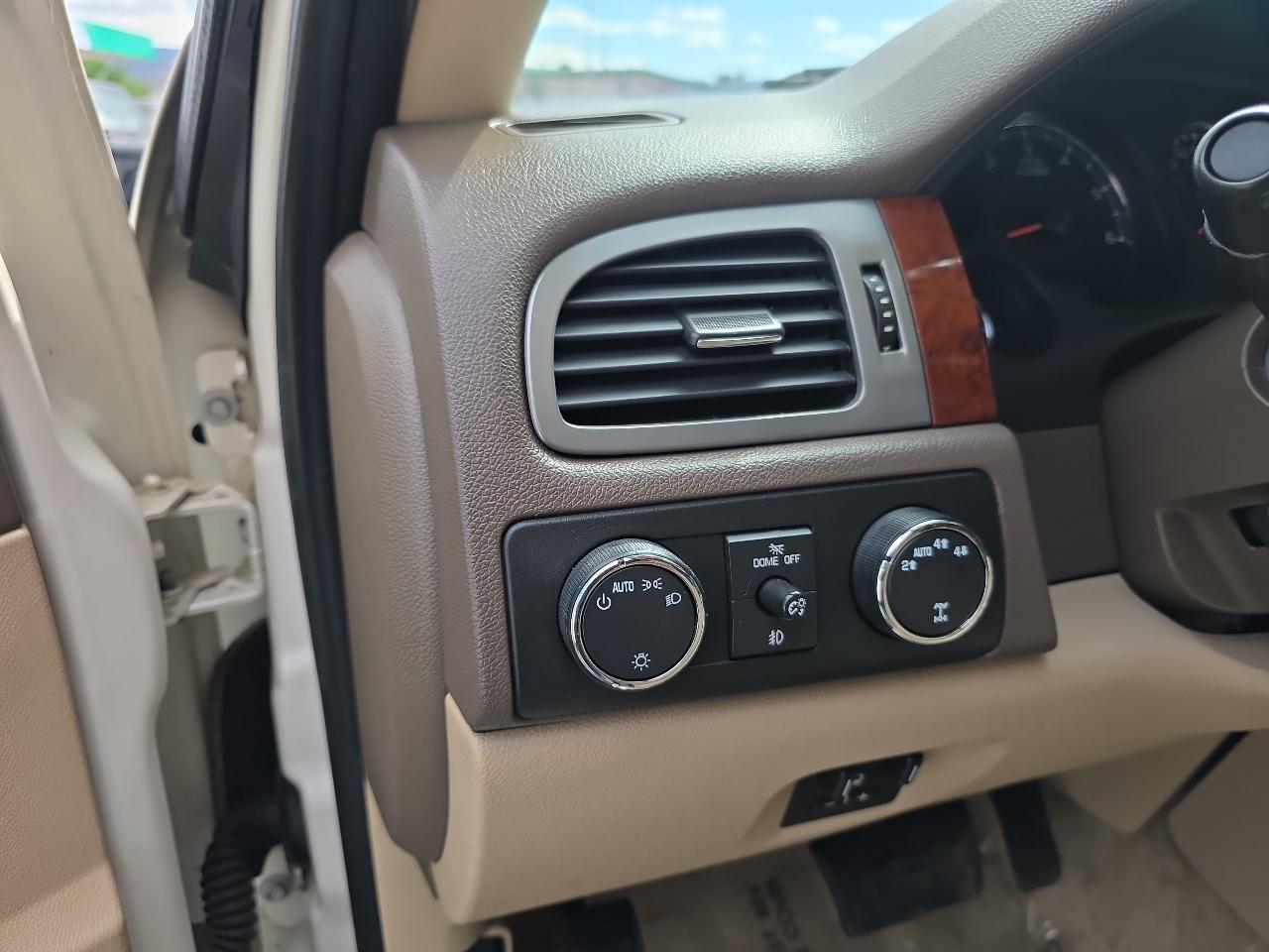 Chevrolet Suburban 4WD 4dr 1500 LTZ 2011
