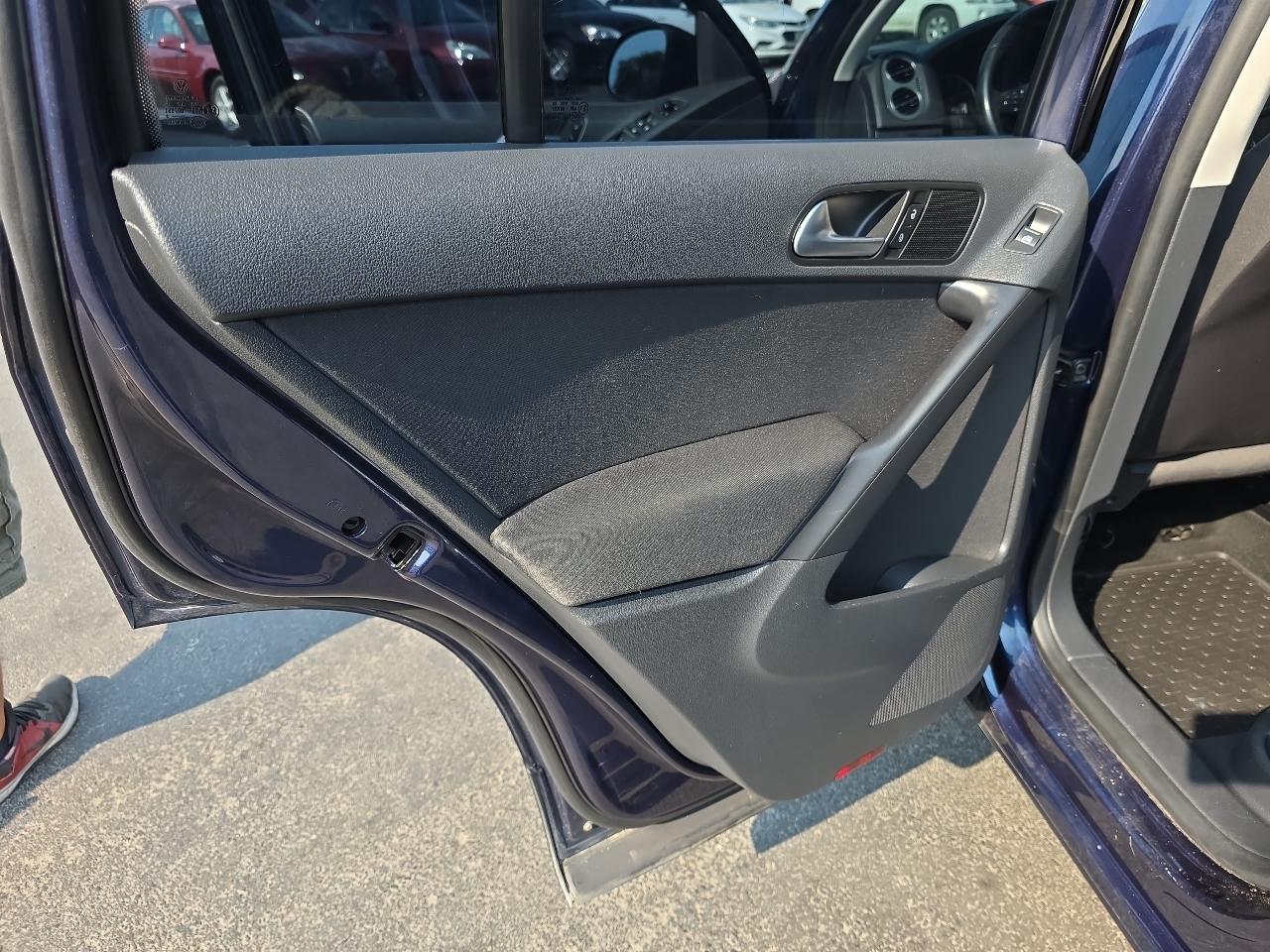 Volkswagen Tiguan 2WD 4dr Auto SE w/Sunroof & Nav 2013