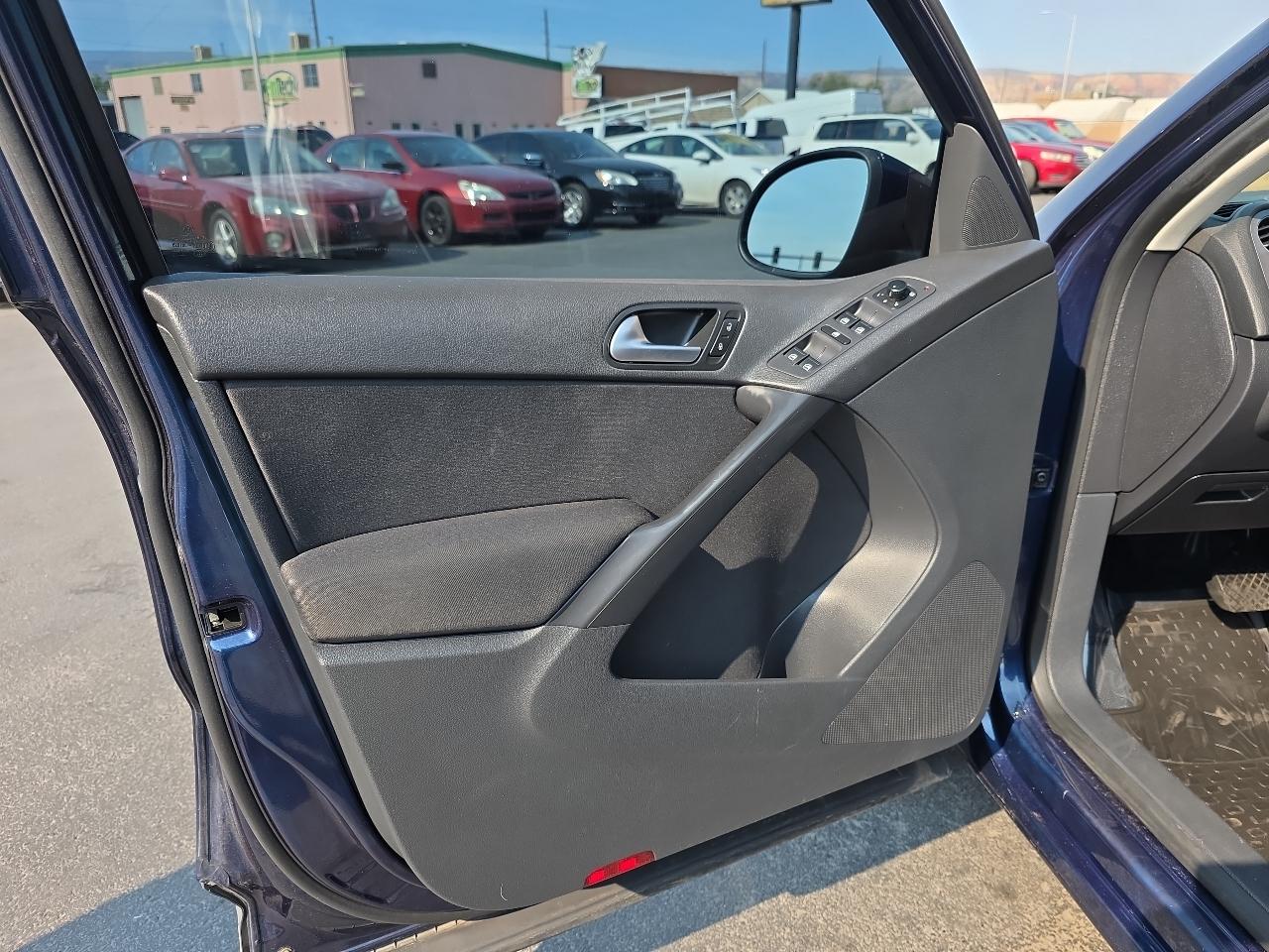 Volkswagen Tiguan 2WD 4dr Auto SE w/Sunroof & Nav 2013