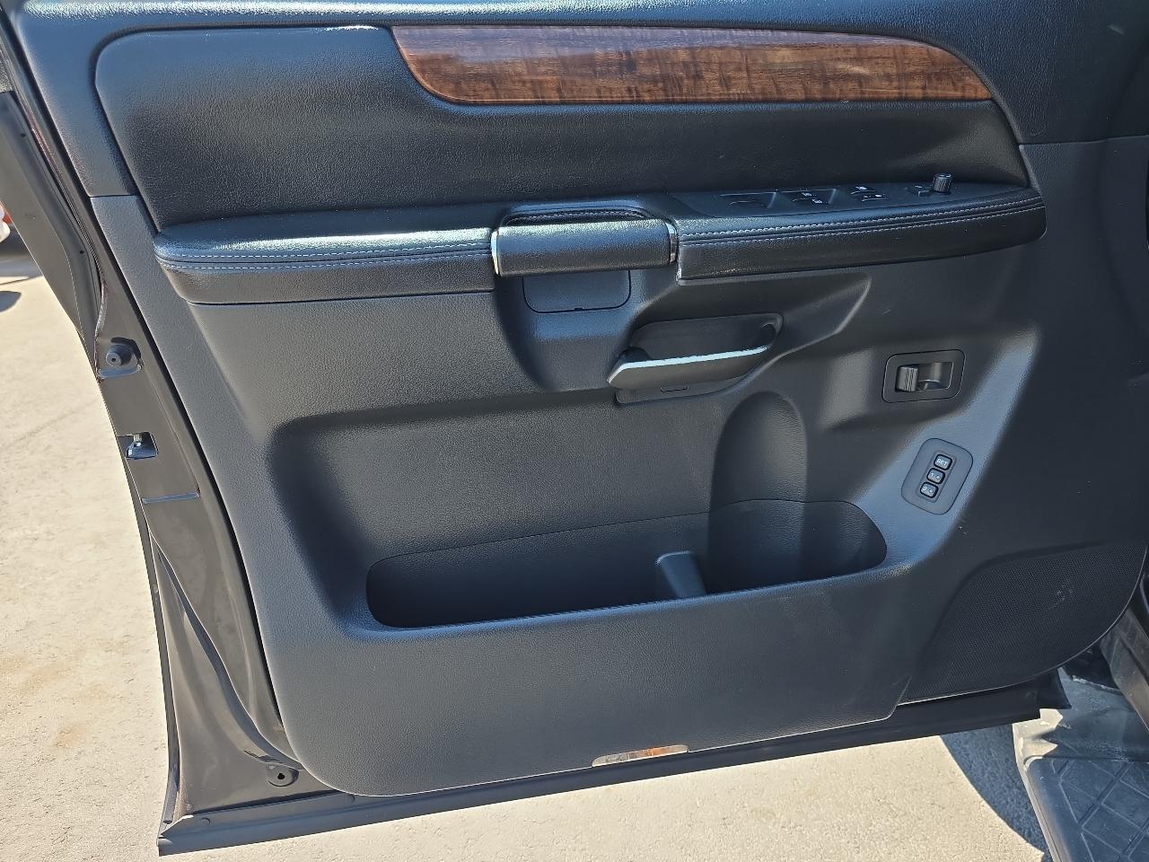 Nissan Armada 4WD 4dr Platinum 2012