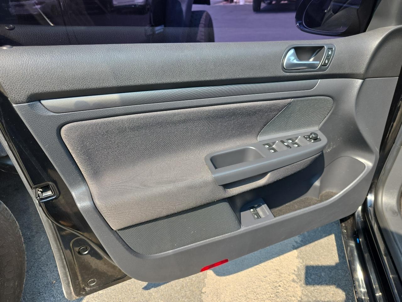 Volkswagen Rabbit 4dr HB Auto 2007