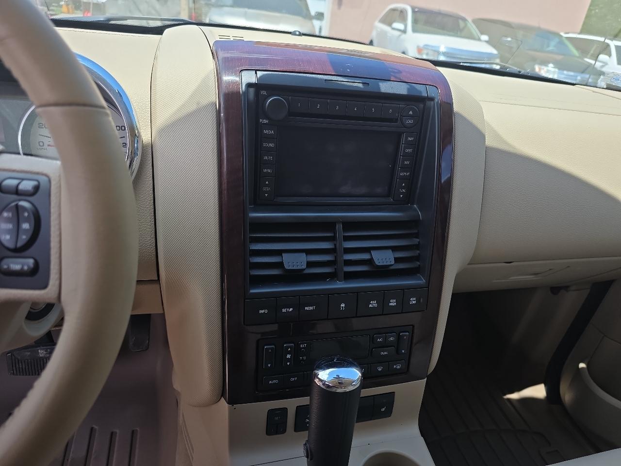 Ford Explorer 4dr 114" WB 4.6L Limited 4WD 2006