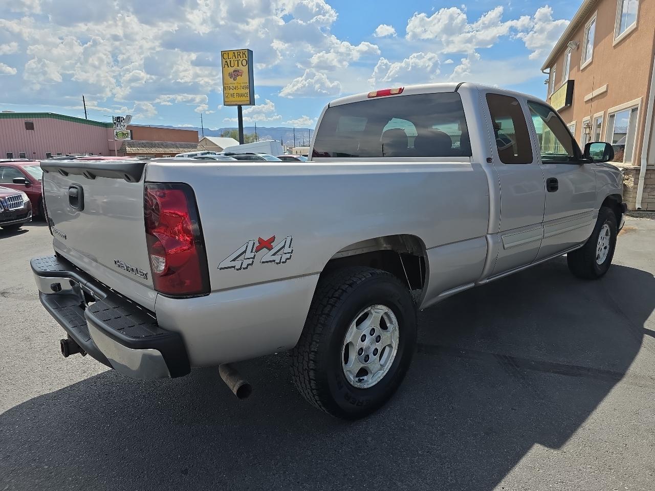 Chevrolet Silverado 1500 Ext Cab 143.5" WB 4WD LS 2004