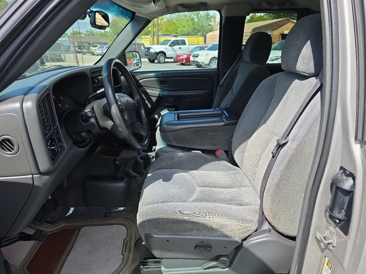 Chevrolet Silverado 1500 Ext Cab 143.5" WB 4WD LS 2004