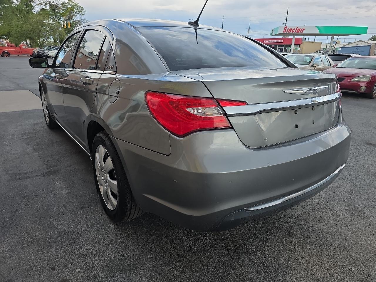 Chrysler 200 4dr Sdn LX 2012