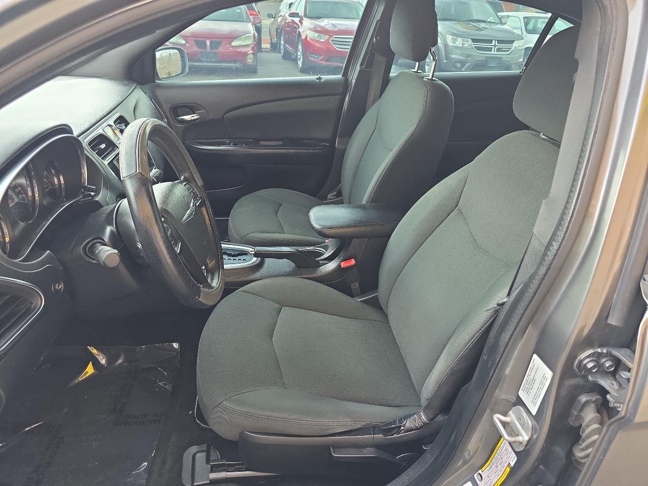 Chrysler 200 4dr Sdn LX 2012