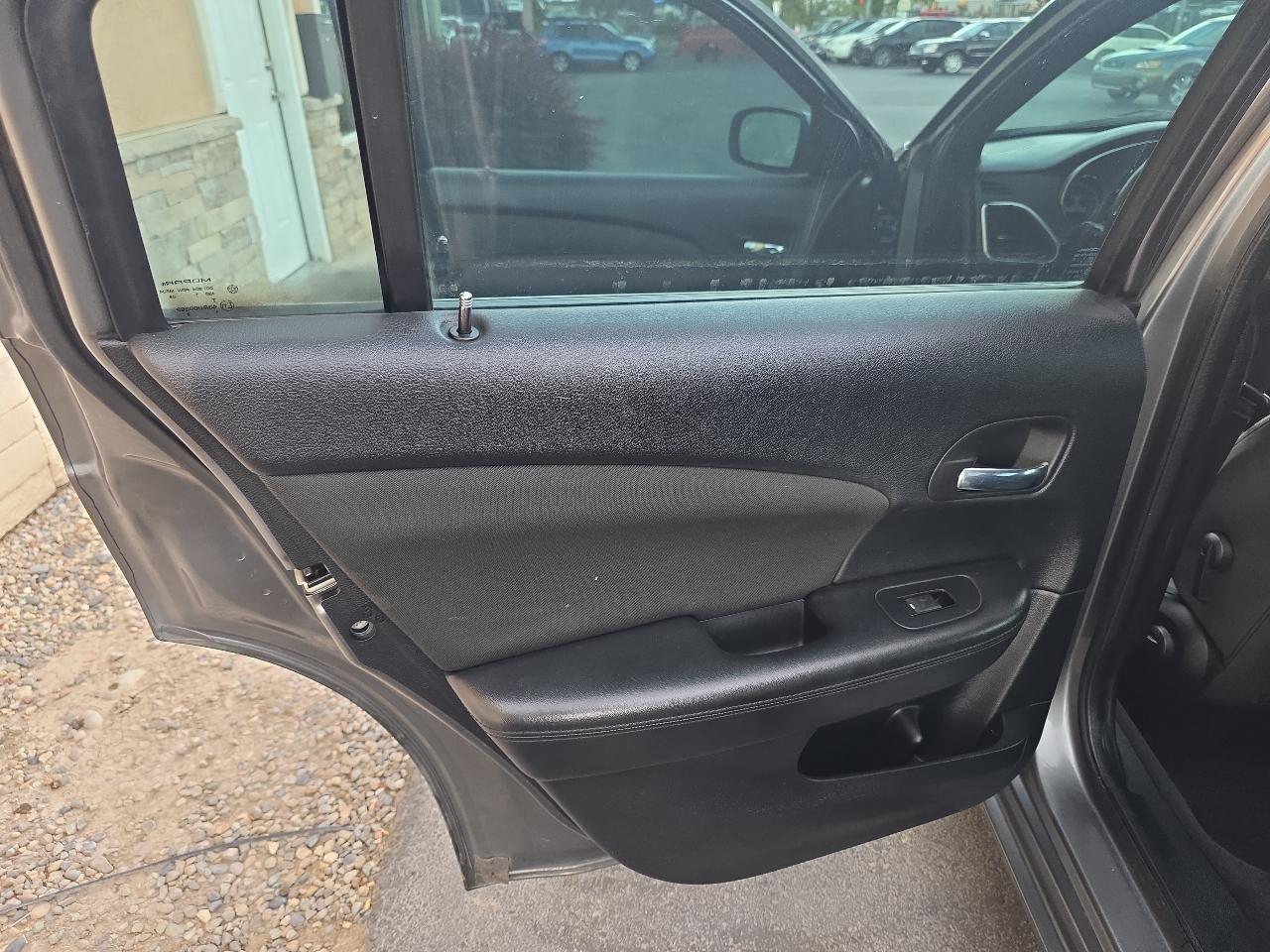 Chrysler 200 4dr Sdn LX 2012