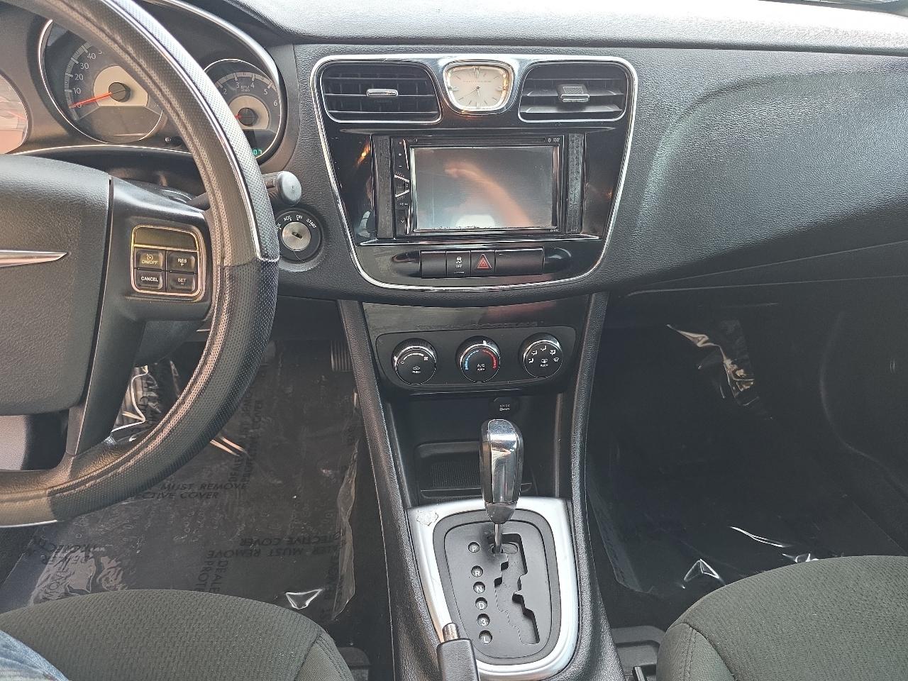 Chrysler 200 4dr Sdn LX 2012