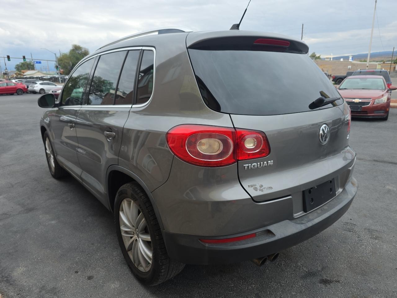 Volkswagen Tiguan 2WD 4dr SE w/Sunroof & Navi 2011
