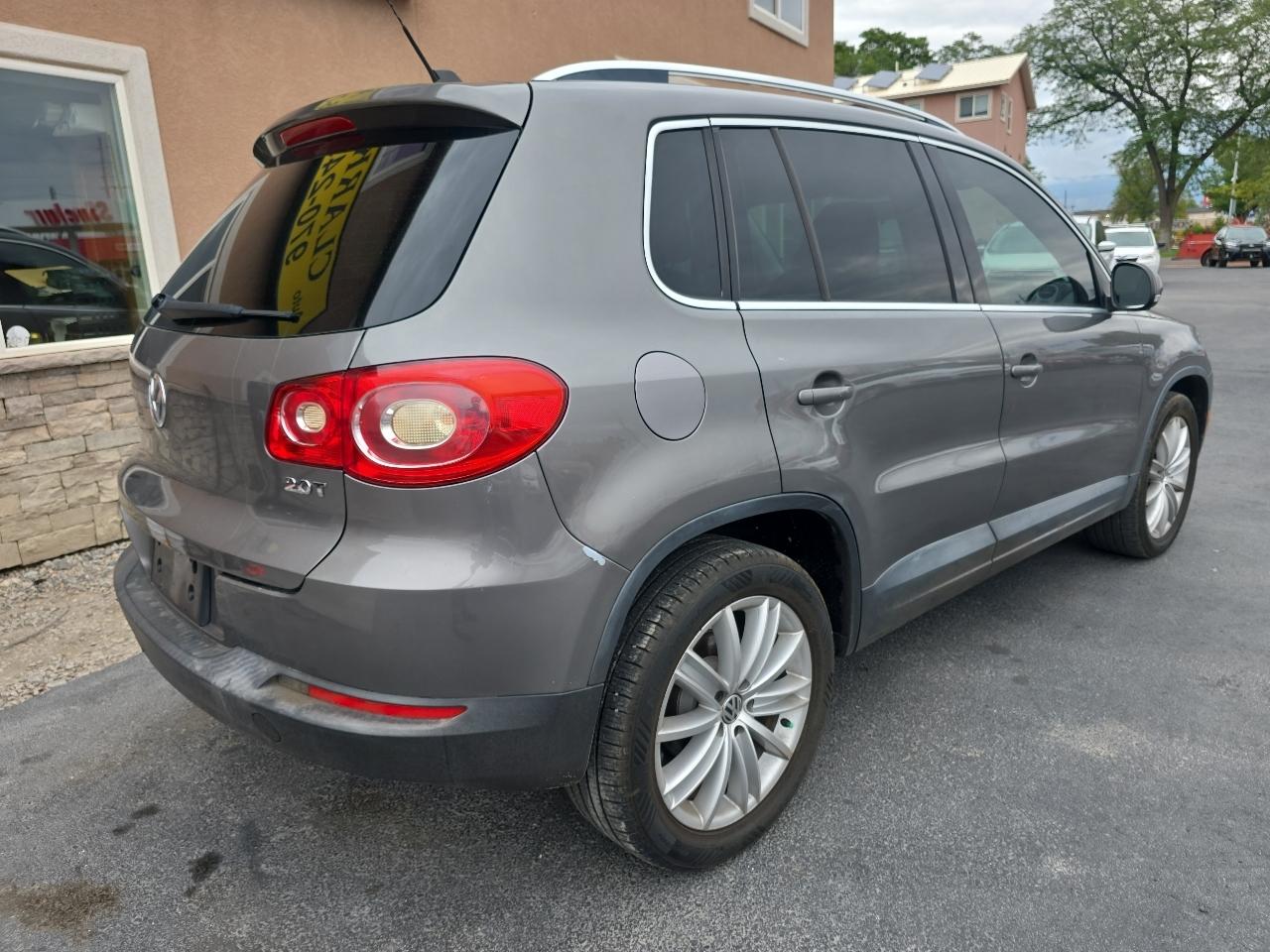 Volkswagen Tiguan 2WD 4dr SE w/Sunroof & Navi 2011