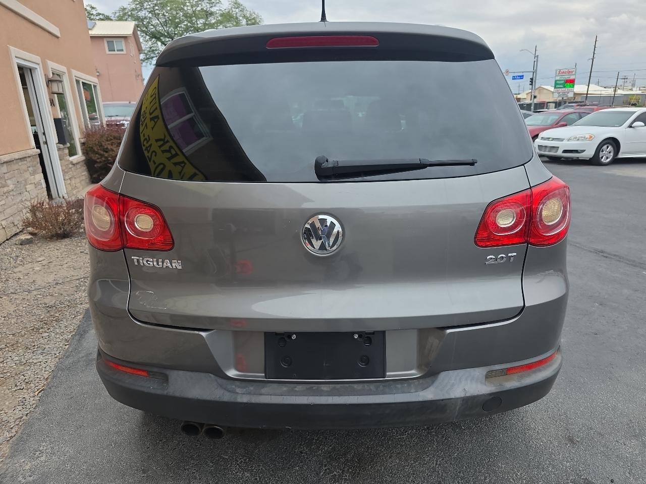 Volkswagen Tiguan 2WD 4dr SE w/Sunroof & Navi 2011