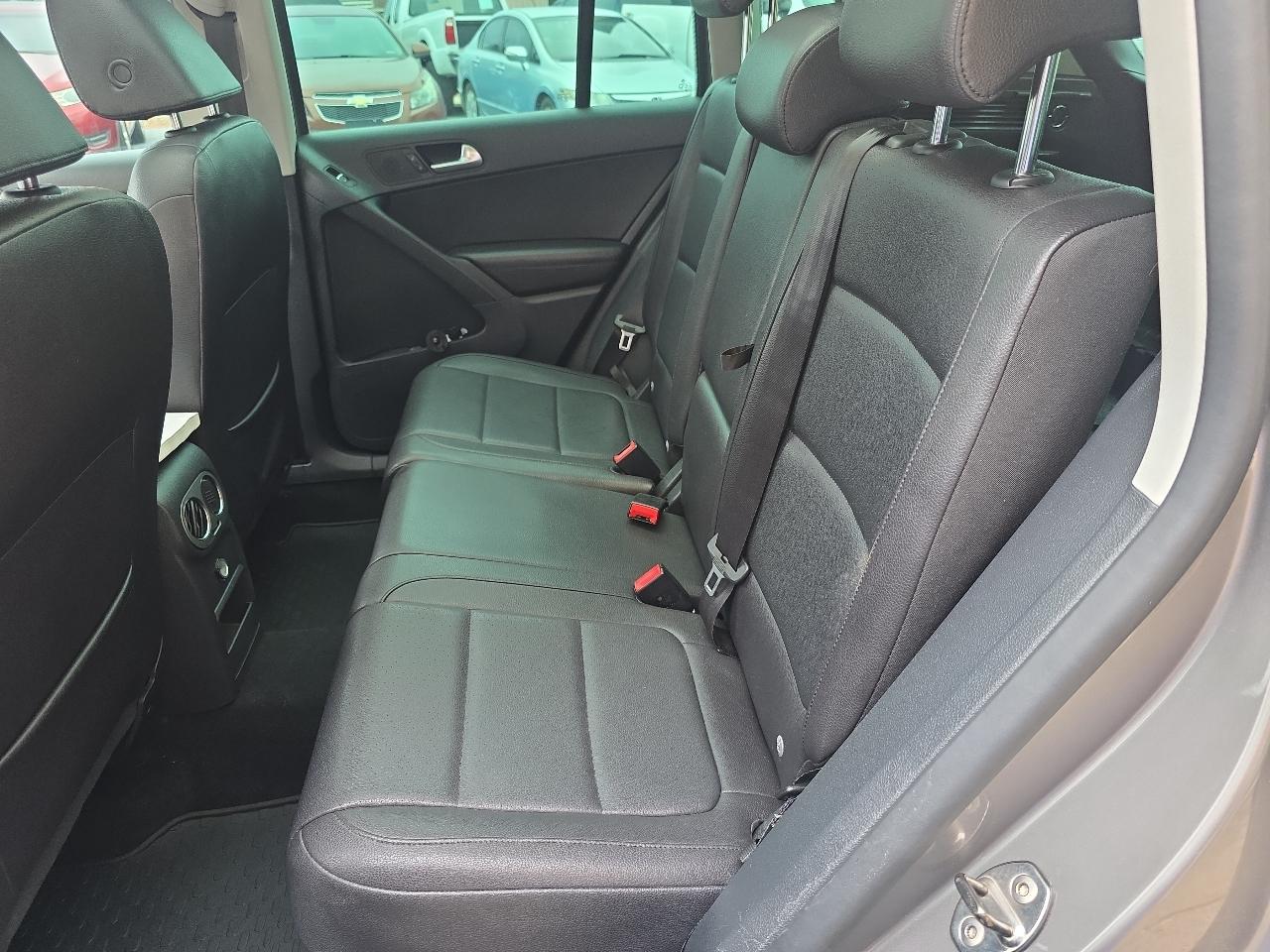 Volkswagen Tiguan 2WD 4dr SE w/Sunroof & Navi 2011