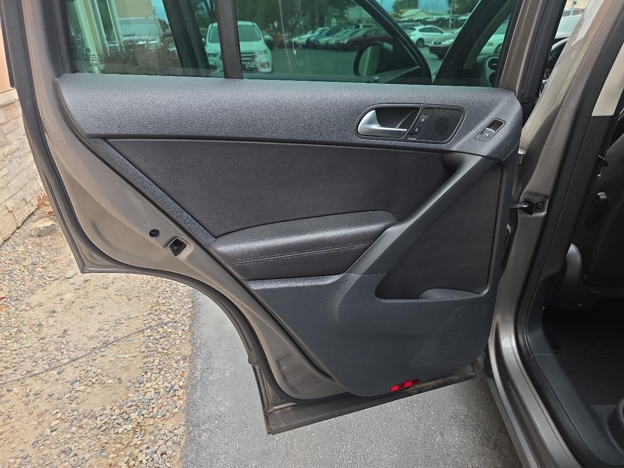 Volkswagen Tiguan 2WD 4dr SE w/Sunroof & Navi 2011