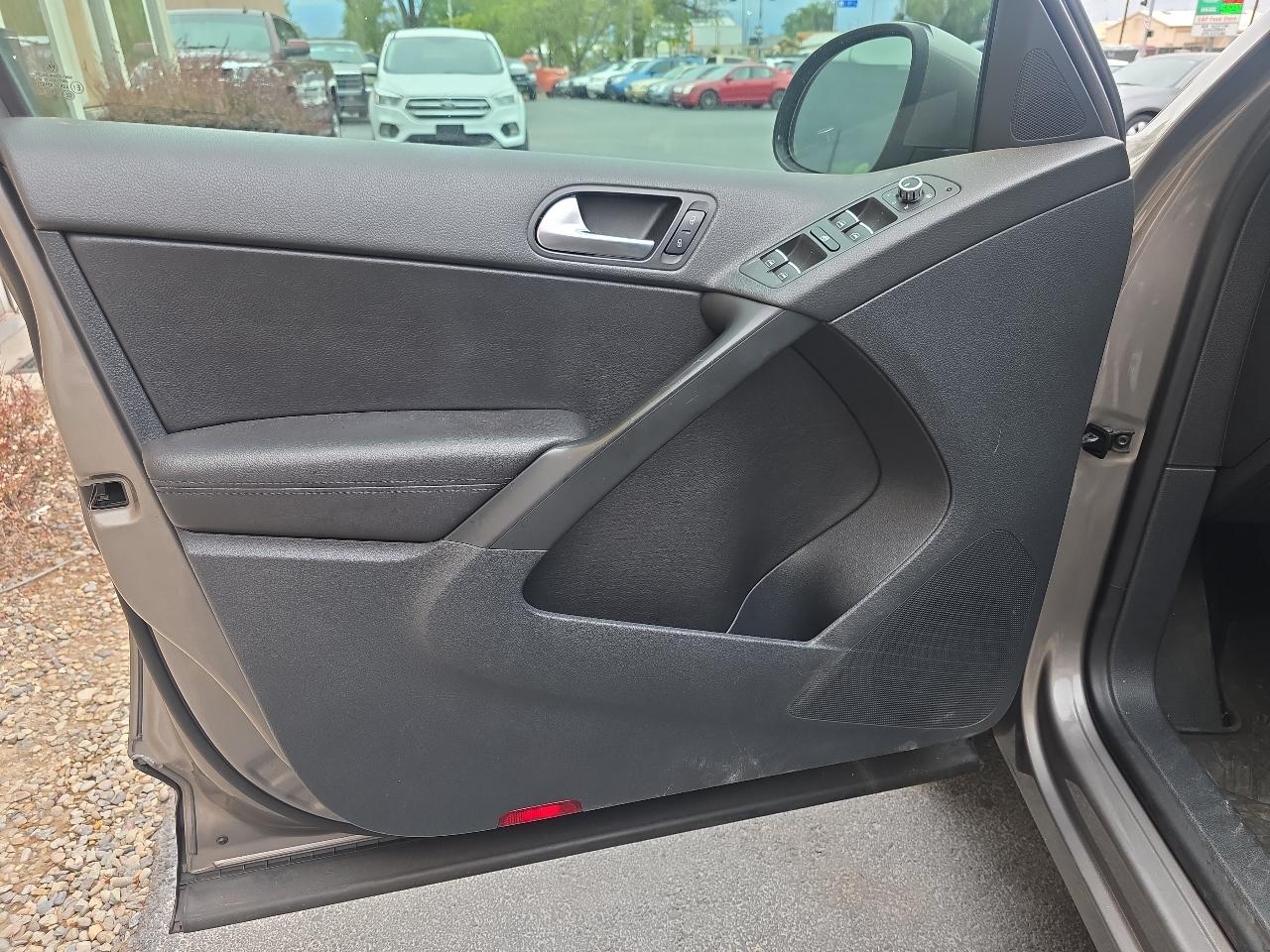 Volkswagen Tiguan 2WD 4dr SE w/Sunroof & Navi 2011