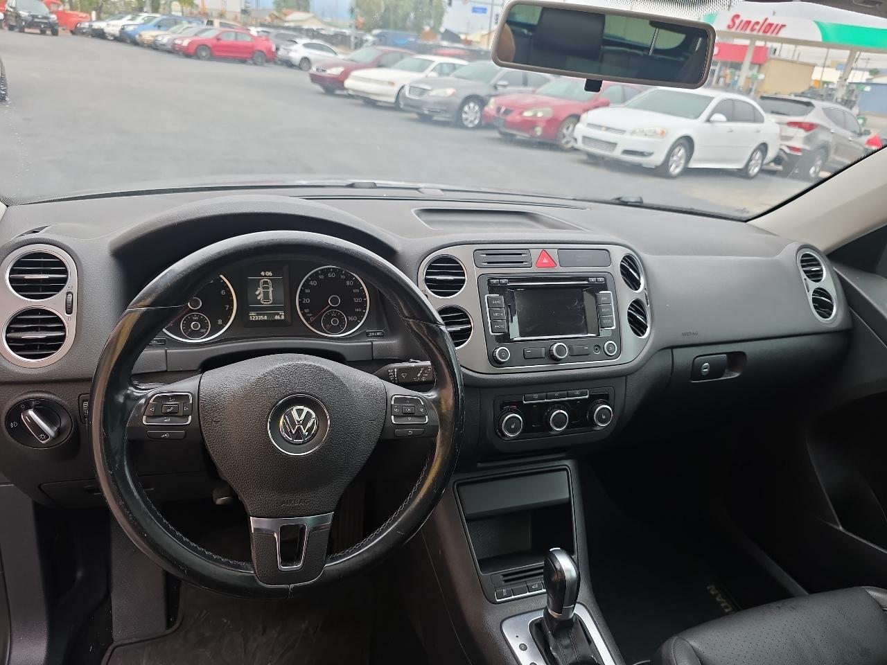 Volkswagen Tiguan 2WD 4dr SE w/Sunroof & Navi 2011