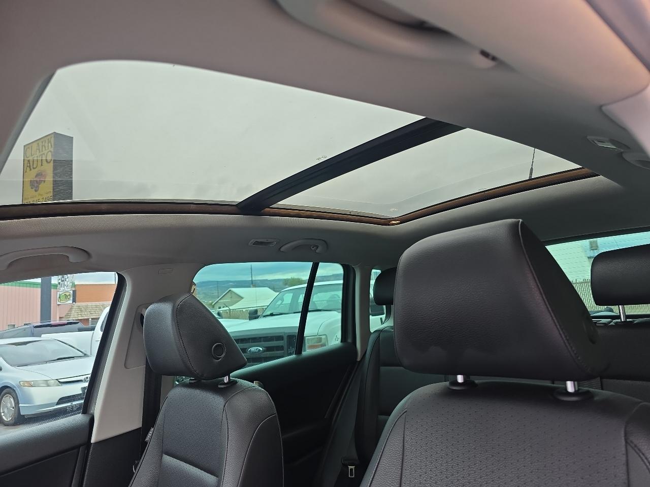 Volkswagen Tiguan 2WD 4dr SE w/Sunroof & Navi 2011