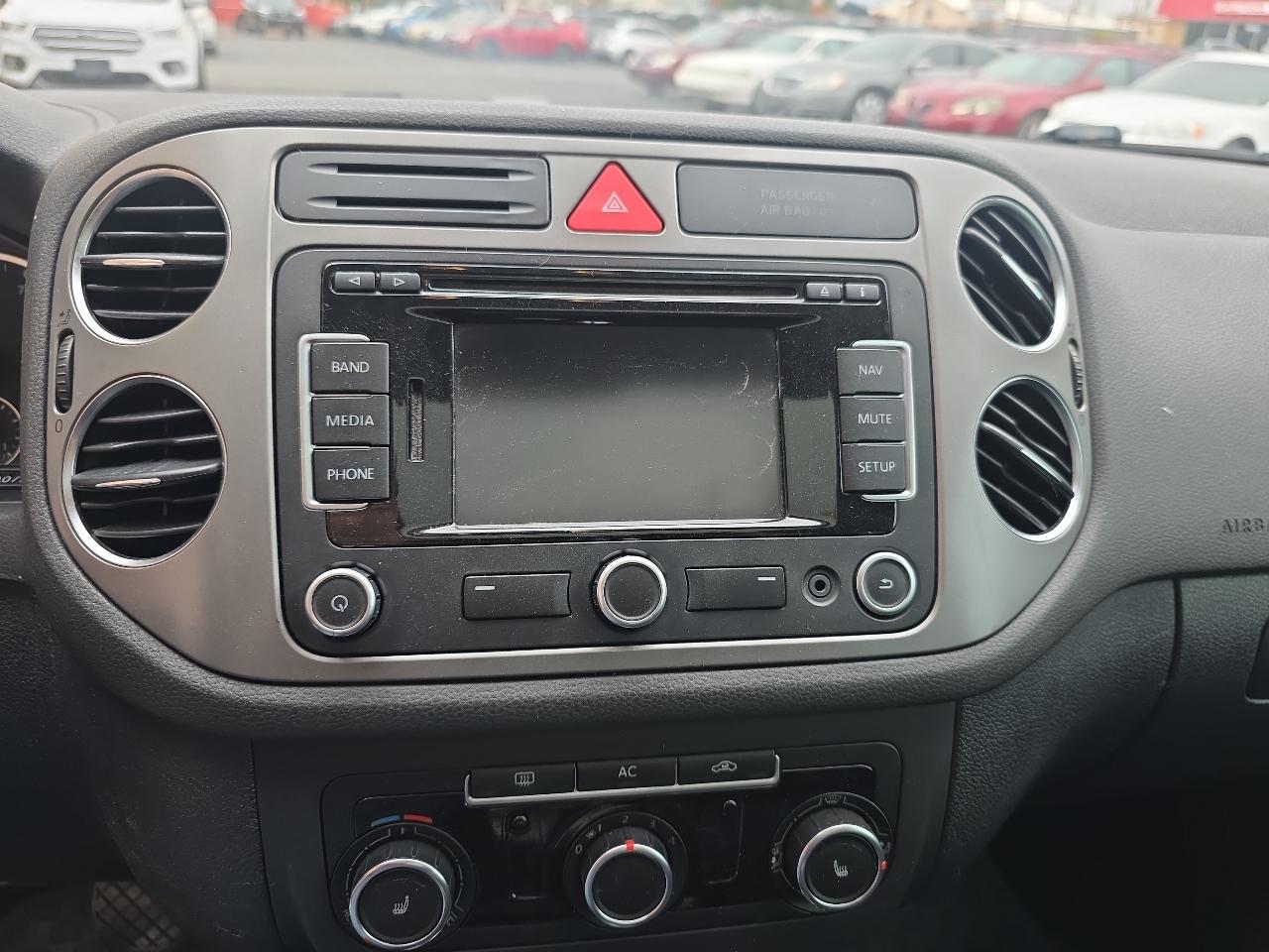 Volkswagen Tiguan 2WD 4dr SE w/Sunroof & Navi 2011