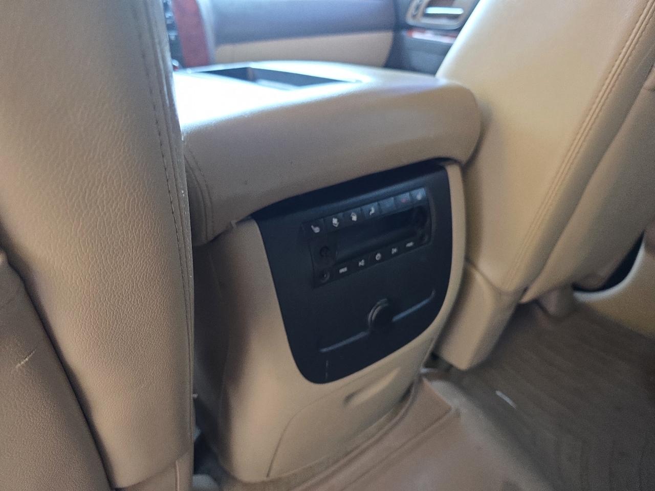 Chevrolet Suburban 4WD 4dr LT 2014