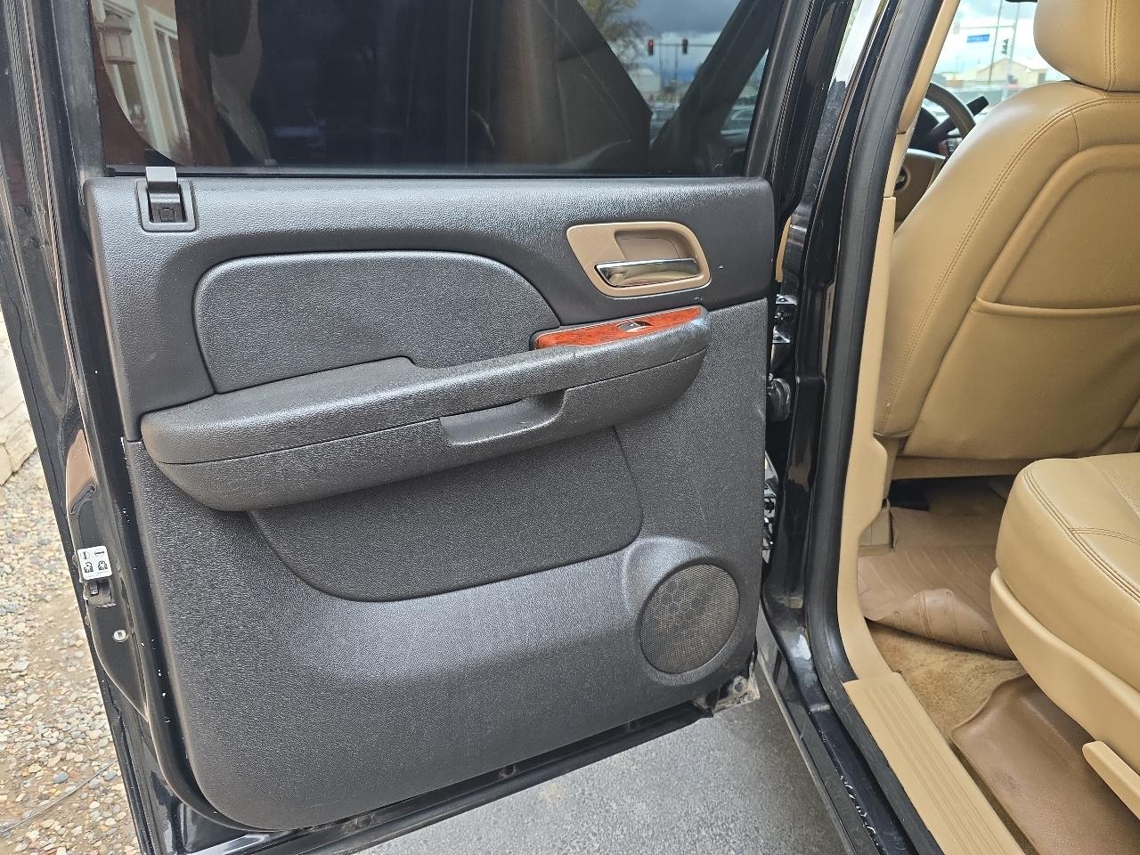 Chevrolet Suburban 4WD 4dr LT 2014