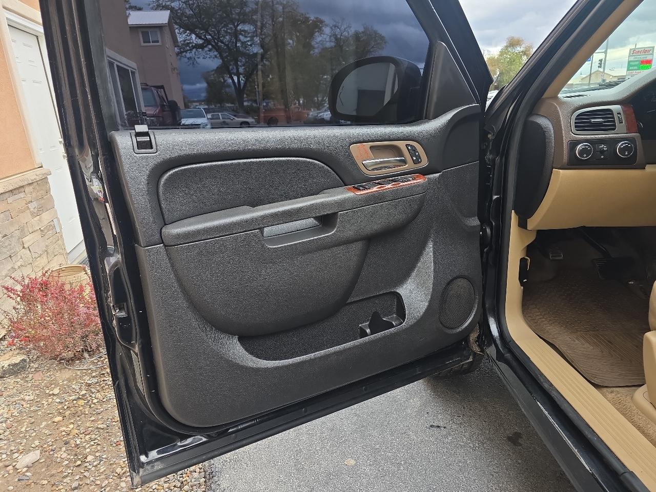 Chevrolet Suburban 4WD 4dr LT 2014