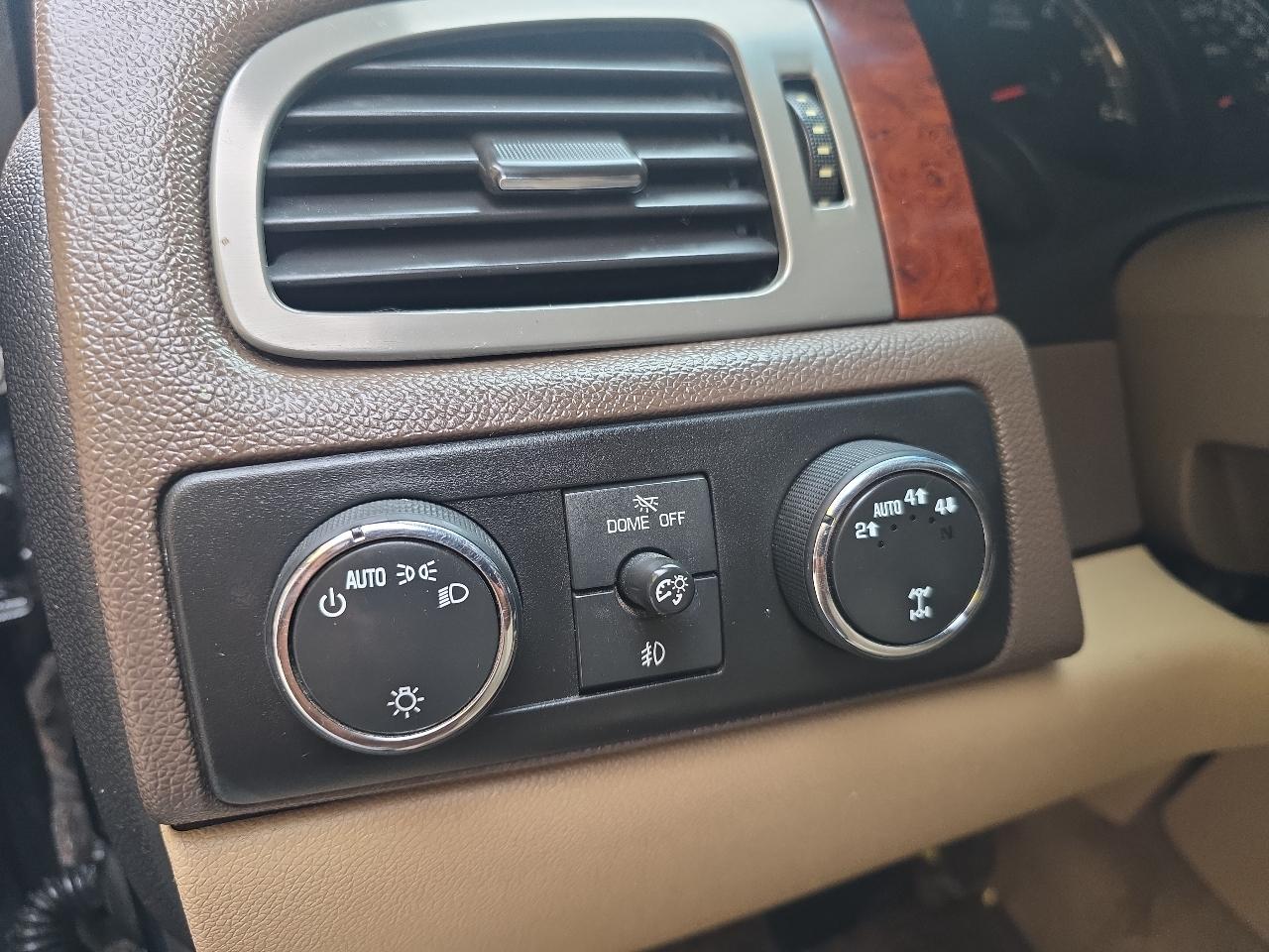 Chevrolet Suburban 4WD 4dr LT 2014