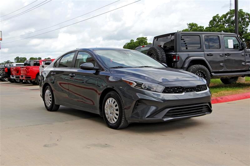 2023 Kia Forte LX photo 3