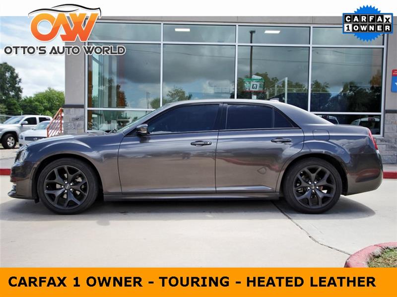 2022 Chrysler 300 Touring L photo 2
