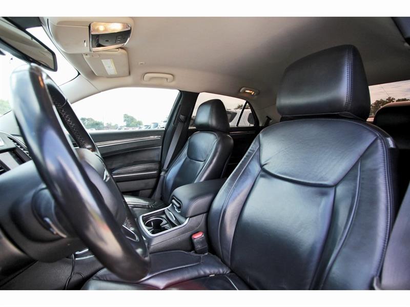 2022 Chrysler 300 Touring L photo 9
