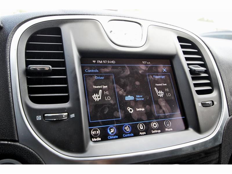 2022 Chrysler 300 Touring L photo 12