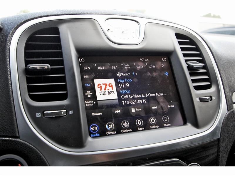 2022 Chrysler 300 Touring L photo 13