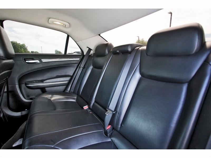 2022 Chrysler 300 Touring L photo 17