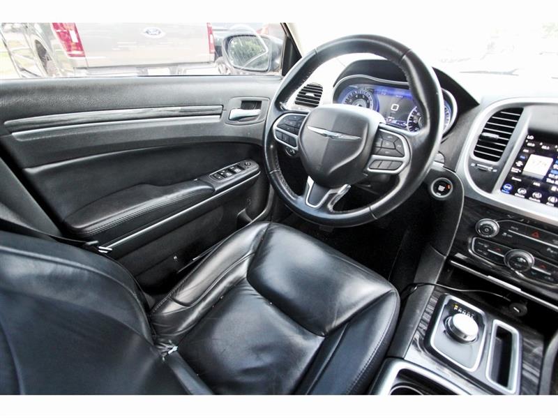 2022 Chrysler 300 Touring L photo 18