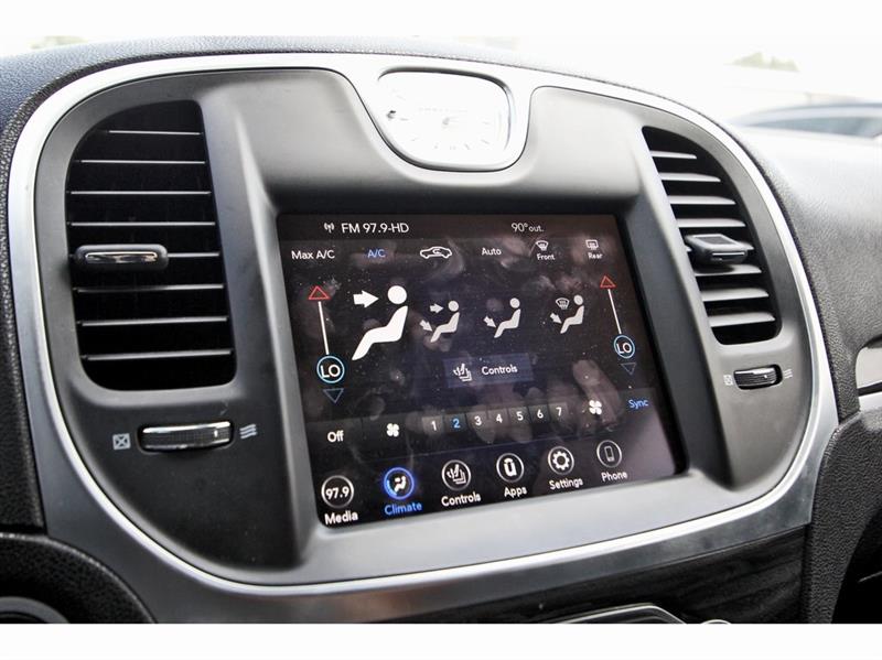 2022 Chrysler 300 Touring L photo 20