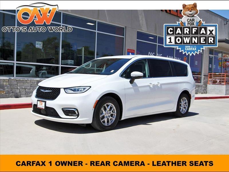 2023 Chrysler Pacifica Touring L's photo