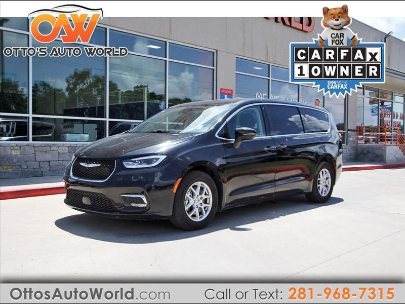 2023 Chrysler Pacifica Touring L's photo