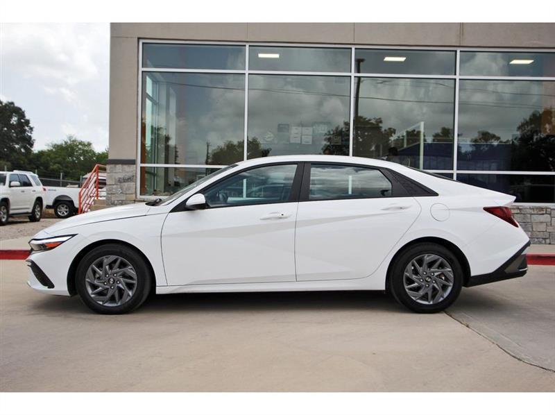 Hyundai Elantra  2024