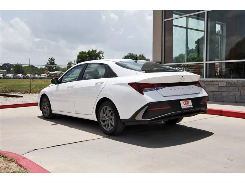 Hyundai Elantra  2024
