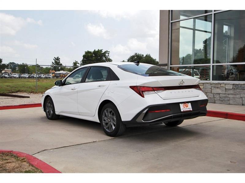 Hyundai Elantra  2024