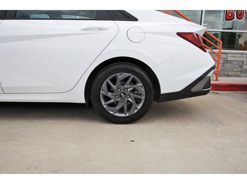 Hyundai Elantra  2024